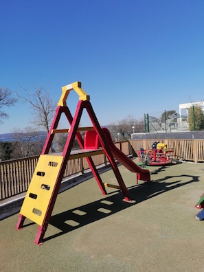 Children’s area - Fantastic 2-bedroom mobile home with AC in Crikvenica (Crikvenica)