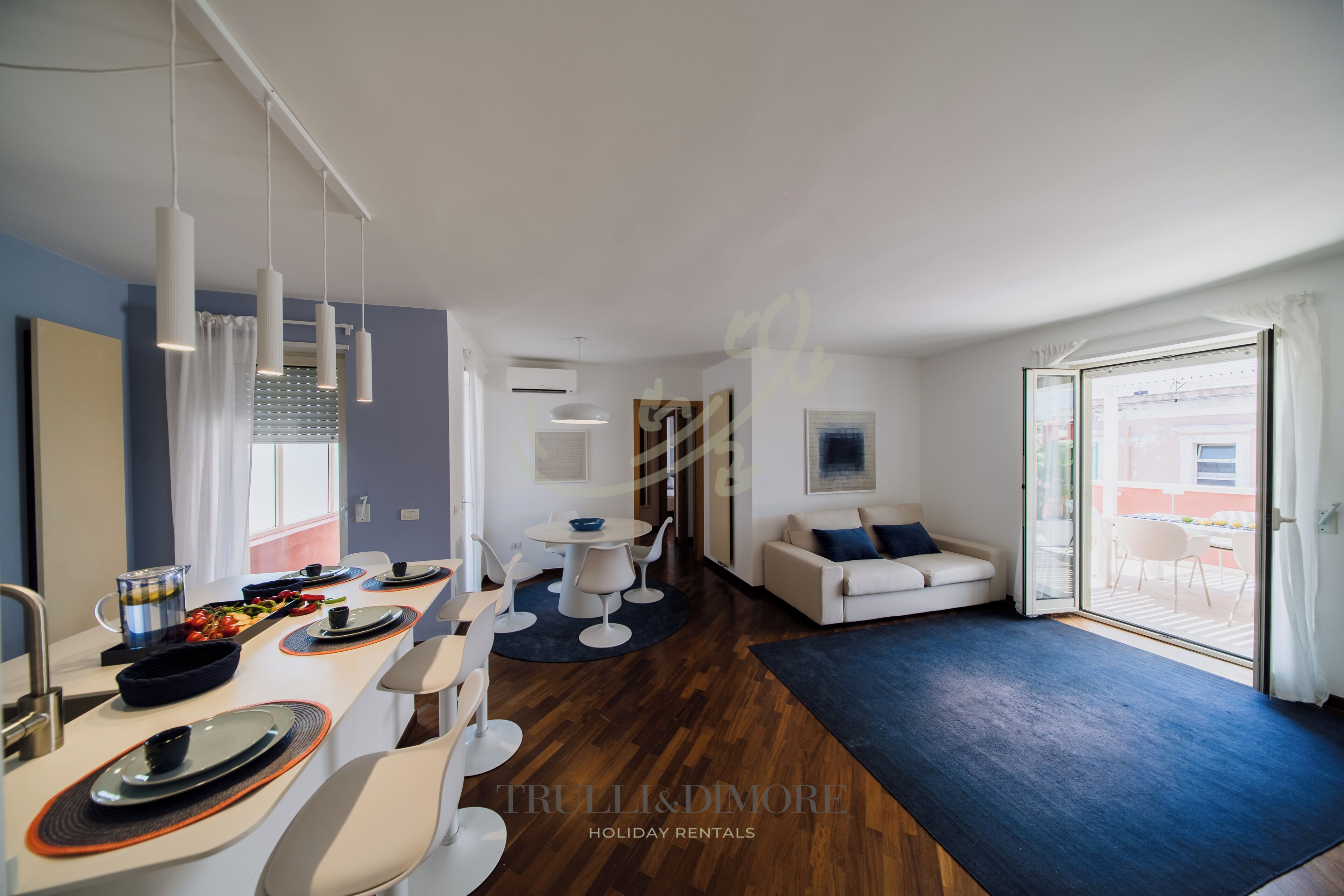 Apartamento (2 Bedrooms) | Área de estar | Smart TV 32 polegadas com canais a cabo