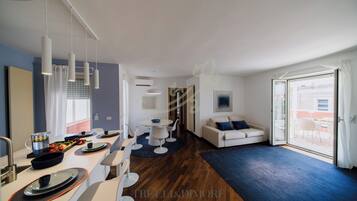 Apartamento (2 Bedrooms) | Área de estar | Smart TV 32 polegadas com canais a cabo