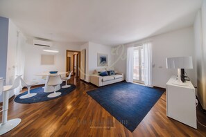 Apartamento (2 Bedrooms) | Área de estar | Smart TV 32 polegadas com canais a cabo