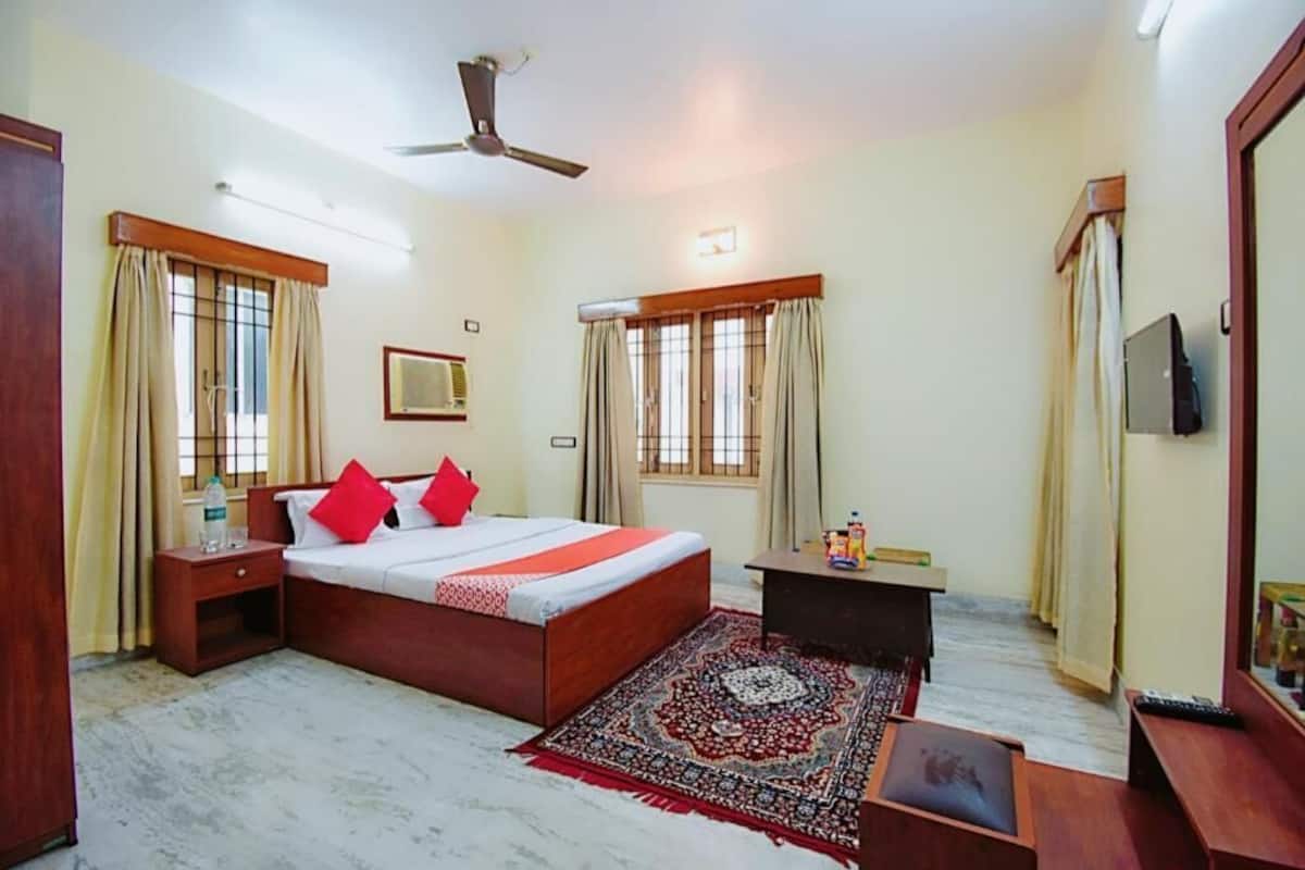 Family Room, Courtyard View | WiFi (free)