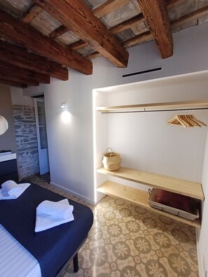 Tabla de planchar con plancha, wifi gratis y ropa de cama 