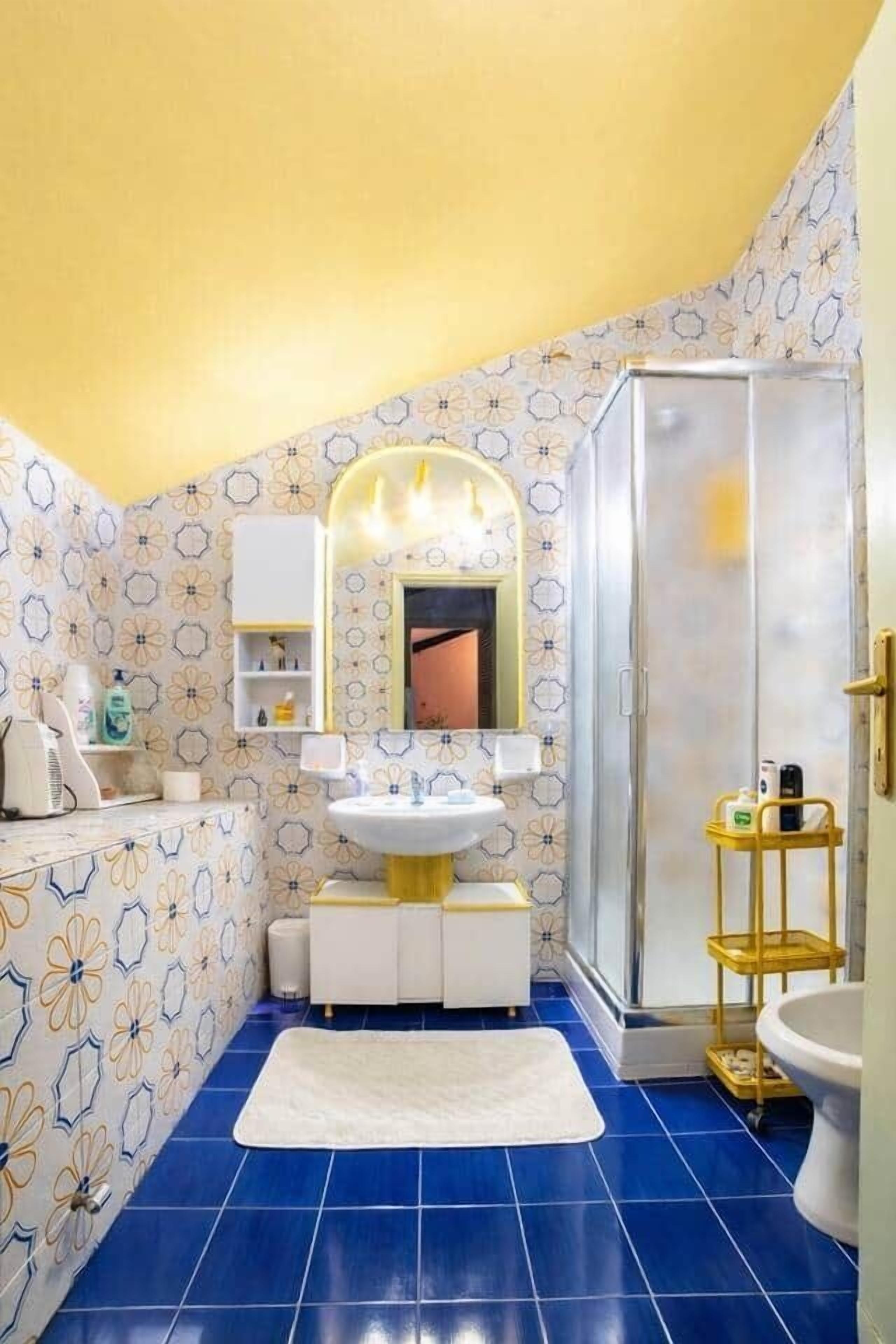 Haartrockner, Bidet, Handtücher, Seife