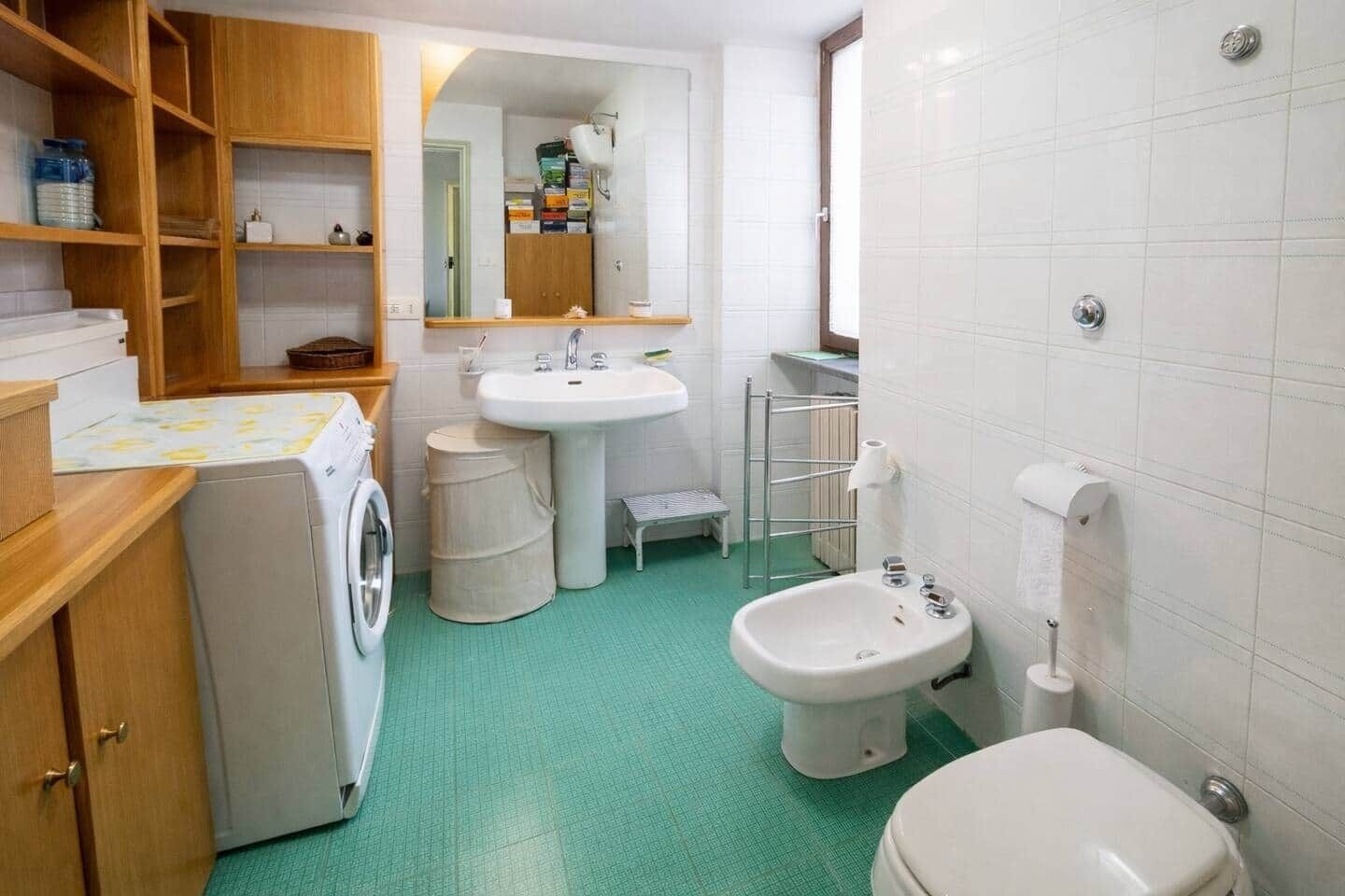 Haartrockner, Bidet, Handtücher, Seife