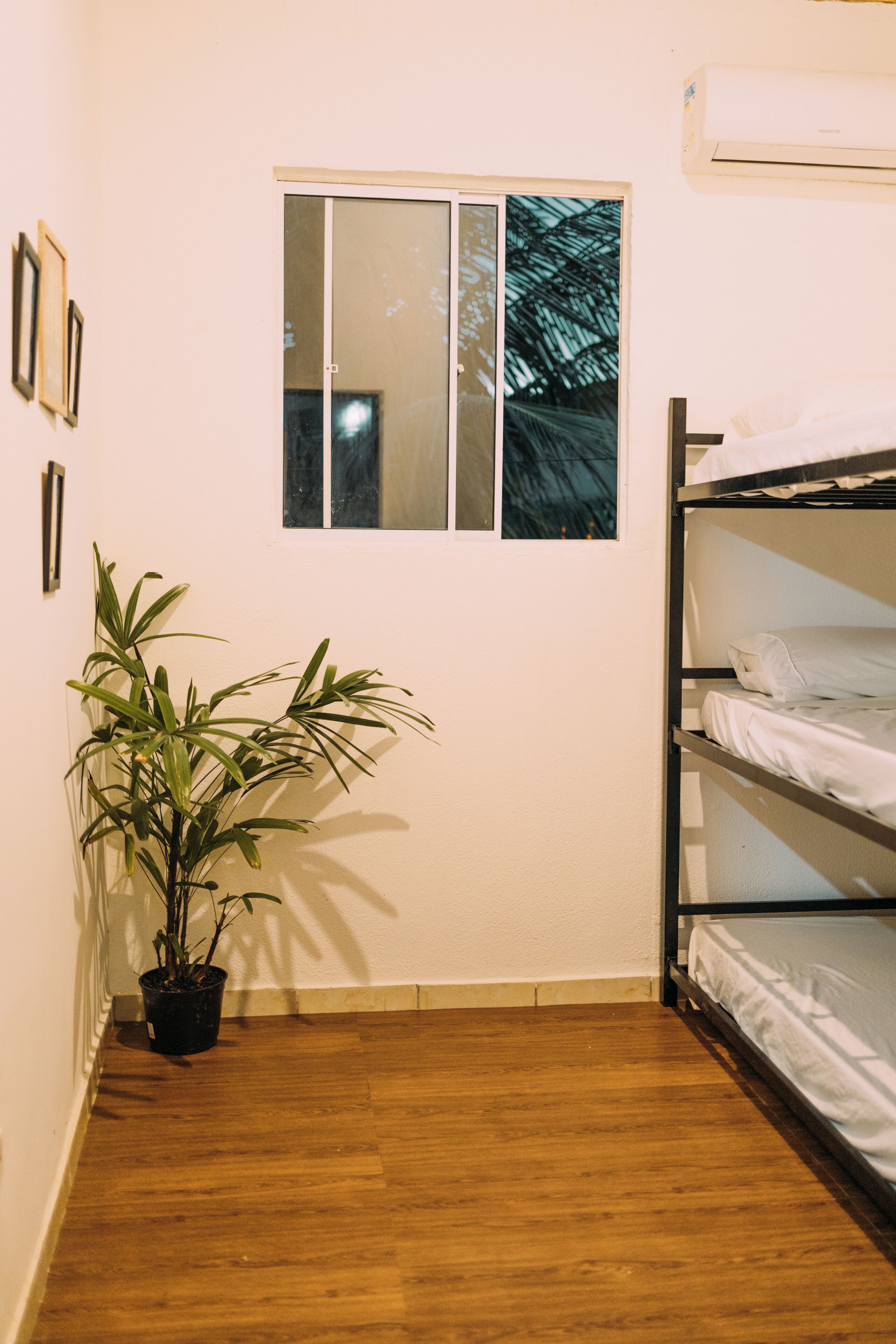 Cortinas blackout, tabla de planchar con plancha y wifi gratis 