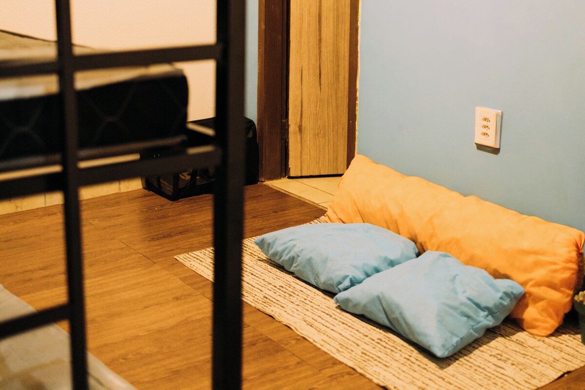 Dormitori compartit, només per a homes | Interior