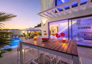 Outdoor dining - Villa 'Boa Vida' with Sea View, Infinity Pool & Jacuzzi (Armação de Pêra)