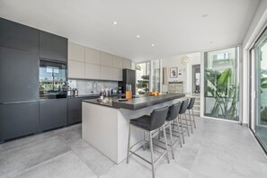 Coffee/tea maker, fridge, microwave, oven - Villa 'Boa Vida' with Sea View, Infinity Pool & Jacuzzi (Armação de Pêra)