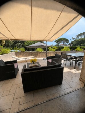 Outdoor dining - Vrbo Property (Mandelieu-la-Napoule)