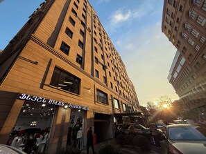 Ein hohes Backsteingebäude mit einer Schaufensterschreibung "Fashion Milan".