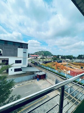 อพาร์ทเมนท์, ระเบียง, วิวสวนหย่อม | บริเวณที่พัก