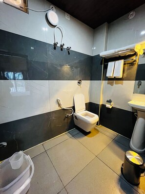 Deluxe Double or Twin Room | Bathroom | Shower, towels, soap, shampoo - EMPORIA COMFORTS  (Boodihal)