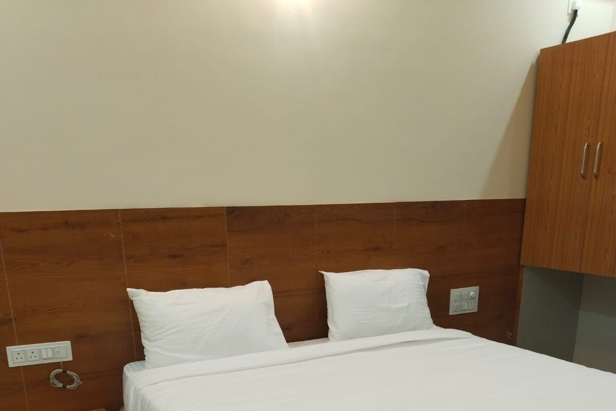 Premium bedding, minibar, desk, laptop workspace