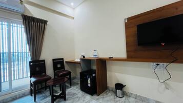 Superior Triple Room, Balcony, Courtyard View | Interior