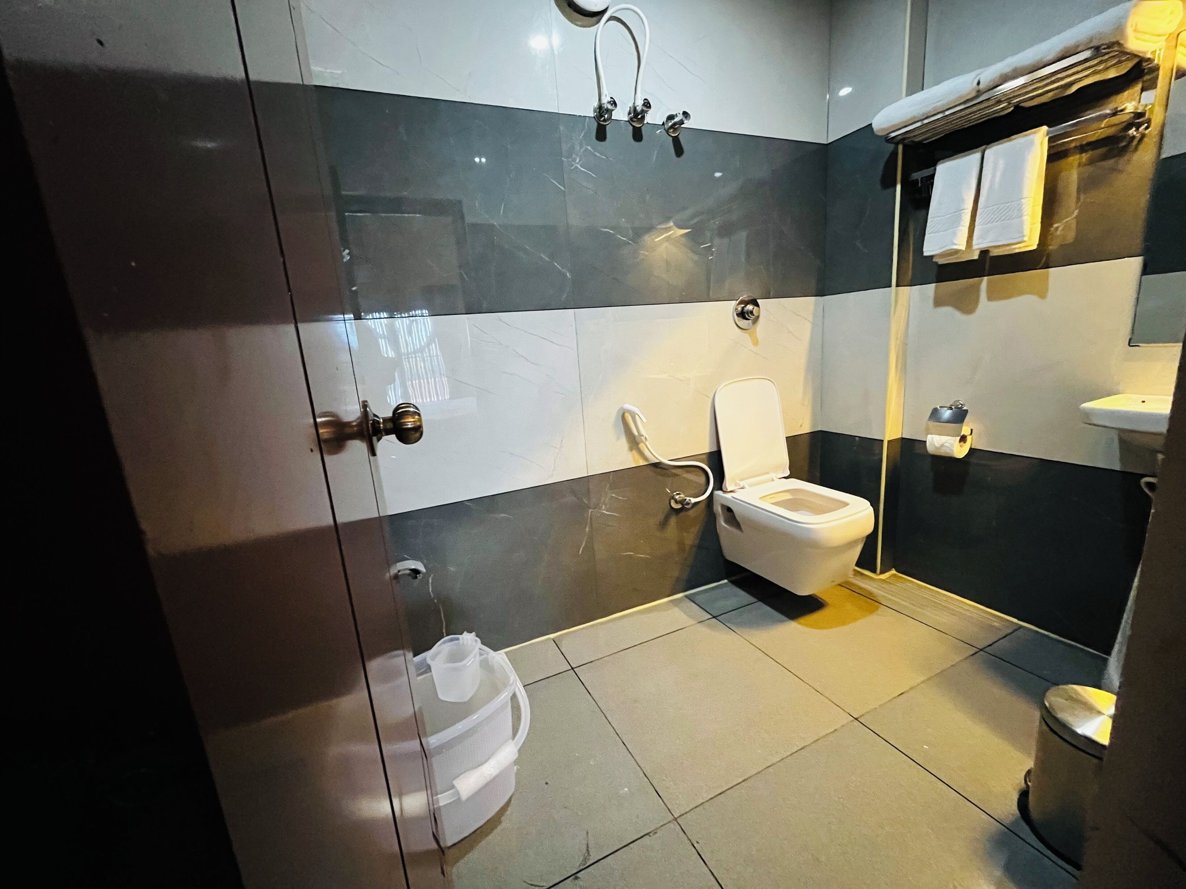 Un baño moderno con inodoro, bidé y lavamanos.