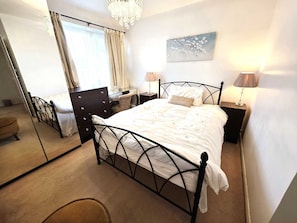 2 bedrooms, iron/ironing board, Internet, bed sheets - Cosy 2BDR Flat in Leytonstone near Central Line (Greater London)