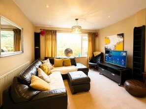 TV - Cosy 2BDR Flat in Leytonstone near Central Line (Greater London)