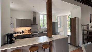 Coffee/tea maker, fridge, microwave, oven