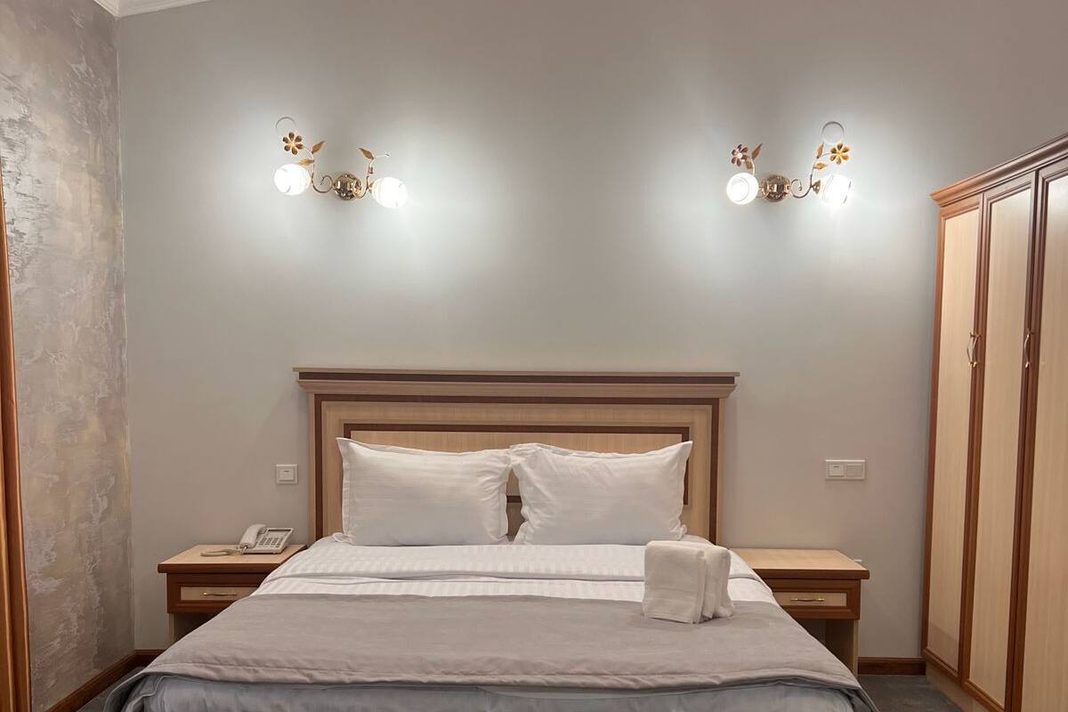 Ropa de cama de alta calidad y minibar 