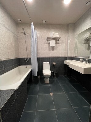 Free toiletries, hair dryer, slippers, towels - The House Hotel Goris (Goris)