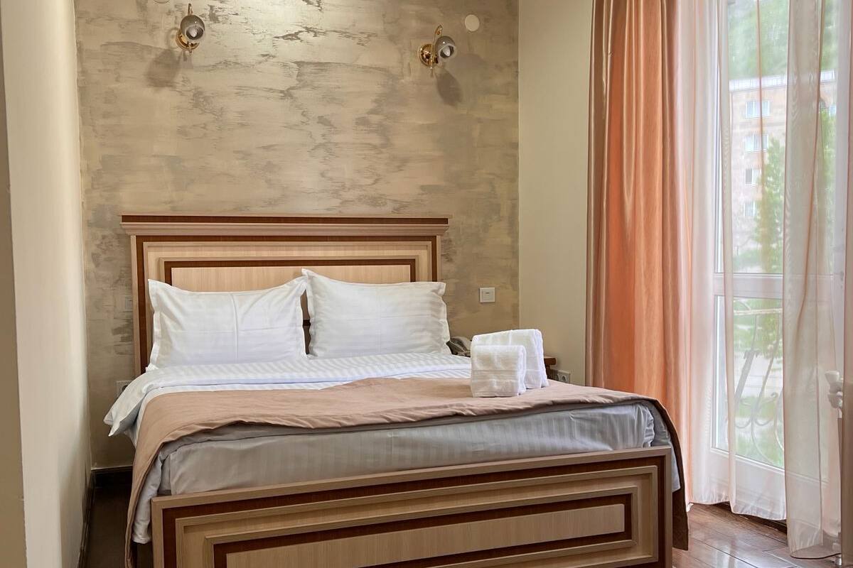 Ropa de cama de alta calidad y minibar 