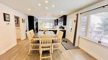 Bungalow, 1 soverom, balkong, hageutsikt | Spisestue