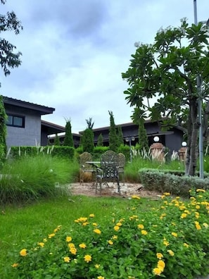 Outdoor dining - THE AIYARARIN RESORT (Phitsanulok)