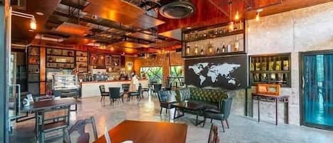 Bar (trong khuôn viên)