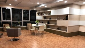 Ein modernes Interieur mit Essbereich, Einbauschränken und großen Fenstern.