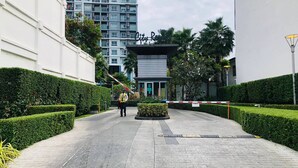 A gated entrance to a building with a sign reading 'City Resort.' - Room-supalai City Resort Changwattana (Pak Kret)