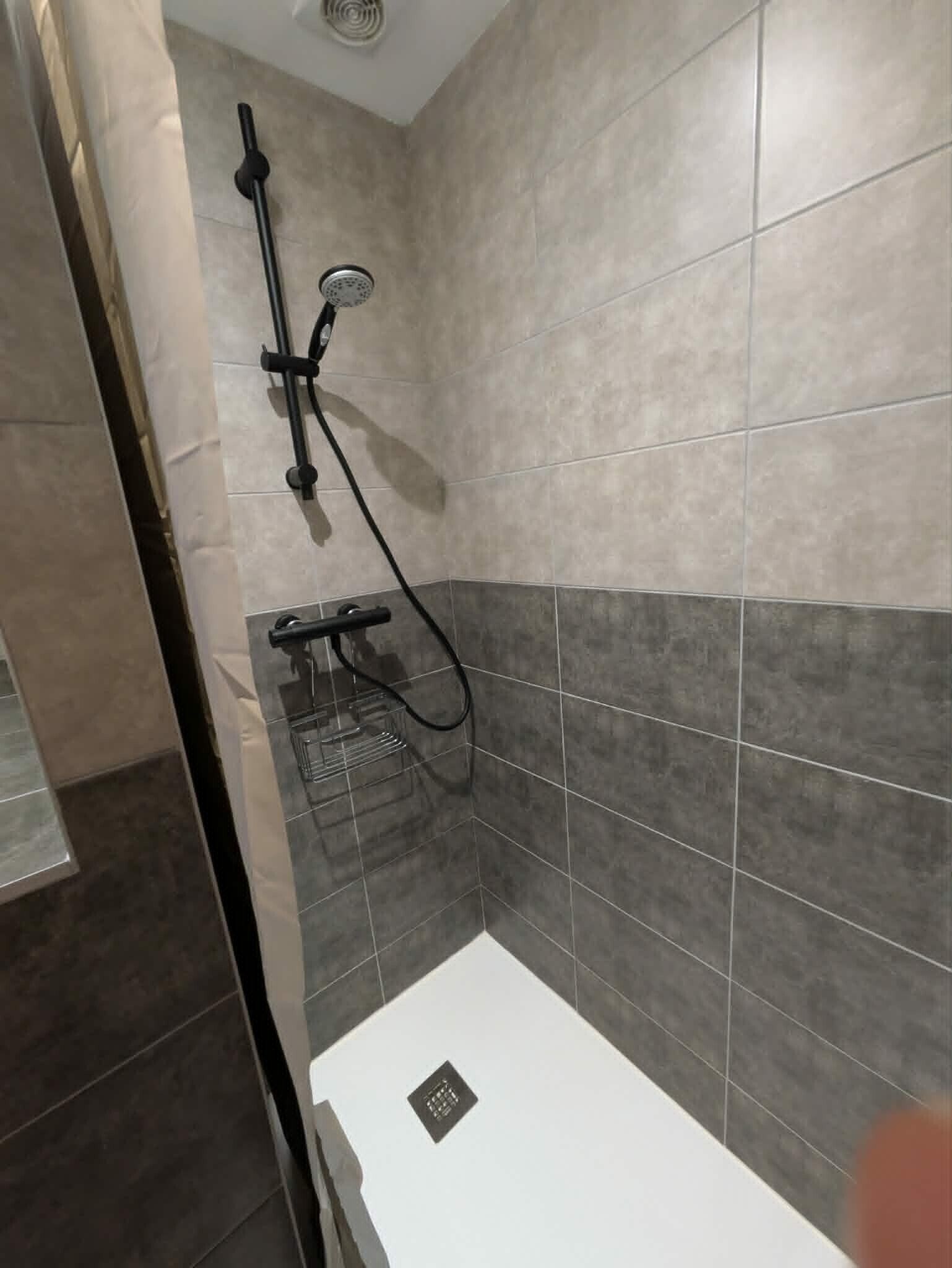 Douche, sèche-cheveux, serviettes fournies