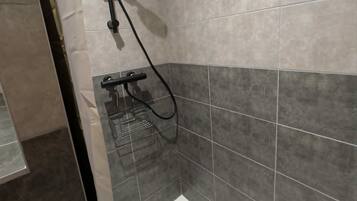 Douche, sèche-cheveux, serviettes fournies