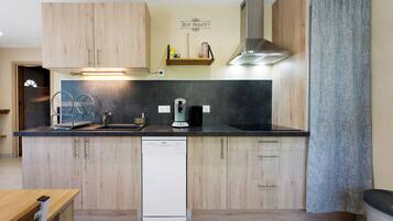 Coffee/tea maker, fridge, microwave, oven