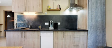 Coffee/tea maker, fridge, microwave, oven