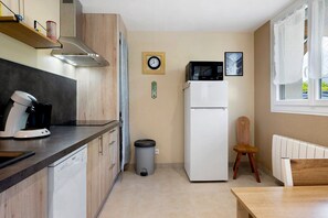 Cafetière/bouilloire, réfrigérateur, micro-ondes, four