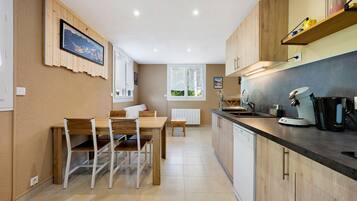 Coffee/tea maker, fridge, microwave, oven