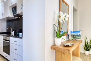 Wasserkocher mit Kaffee-/Teezubehör, Kühlschrank, Mikrowelle, Ofen