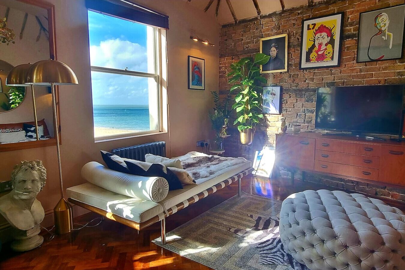 2 bedrooms, desk, iron/ironing board, WiFi