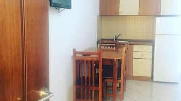 Family Quadruple Room, Balcony, Garden View | Dining