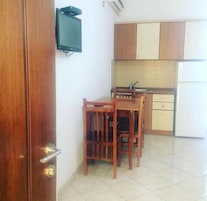 Habitación cuádruple familiar, balcón, vistas al jardín | Restauración