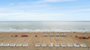 A beach with rows of beach huts and a sandy area. - 1 bedroom accommodation in De Panne (De Panne)