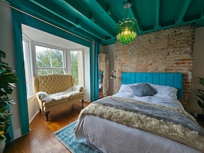 Desk, iron/ironing board, WiFi, bed sheets - 3 Bedroom Home on the Beautiful Trinity Square (Kent)