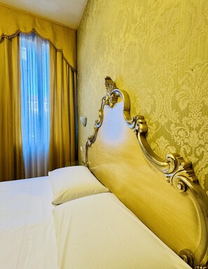 WiFi, bed sheets - Guest House 'Hotel Walter' with Wi-Fi and Air Conditioning (Venice)