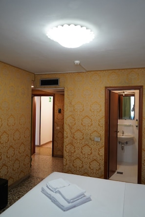 WiFi, bed sheets - Room 'Hotel Walter' with Wi-Fi and Air Conditioning (Venice)