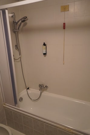 Shower, towels - Room 'Hotel Walter' with Wi-Fi and Air Conditioning (Venice)