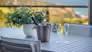 Ein Tisch mit einem Blumentopf, einem Metallkübel und zwei Weingläsern.