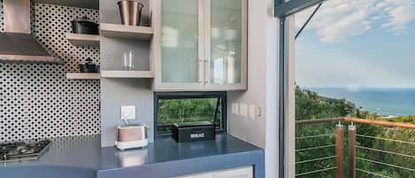 Coffee/tea maker, fridge, microwave, oven
