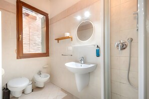 Dusche, Haartrockner, Handtücher