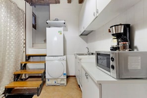 Coffee/tea maker, fridge, microwave, electric kettle - Apartment 'Rialto Rooms' with Wi-Fi (Venice)