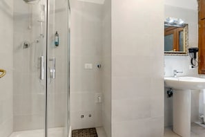 Shower, hair dryer, towels - Apartment 'Rialto Rooms' with Wi-Fi (Venice)